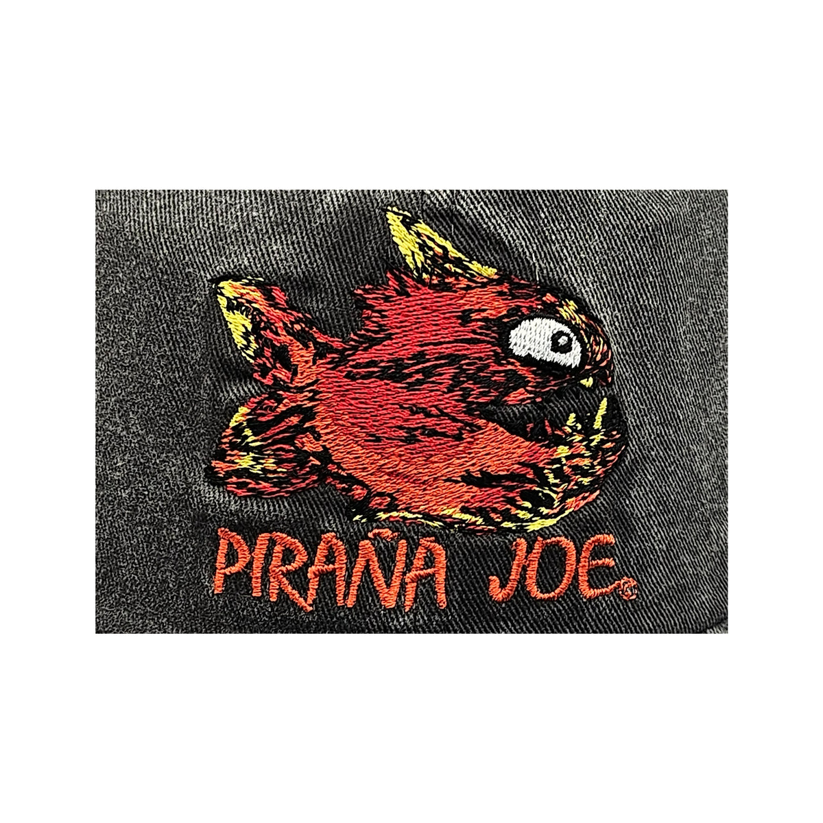 Piraña Joe Originals washed cap in black – close-up of the embroidered piranha patch